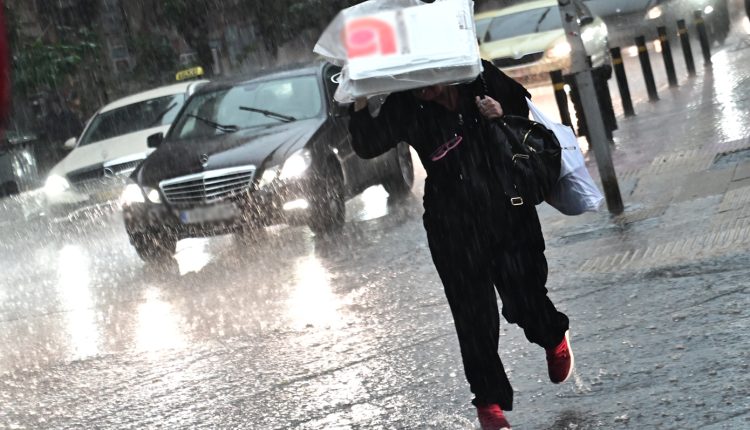 Άστατος-ο-καιρός-με-βροχές,-καταιγίδες,-αφρικανική-σκόνη,-πτώση-της-θερμοκρασίας-και-ισχυρούς-ανέμους