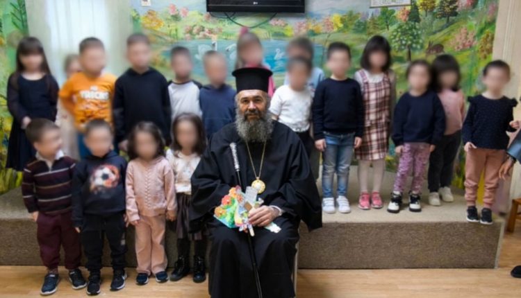 Επίσκεψη-του-Μητροπολίτου-Ειρηναίου-στο-Νηπιαγωγείο-της-ΔΕΗ-στην-Πτολεμαΐδα