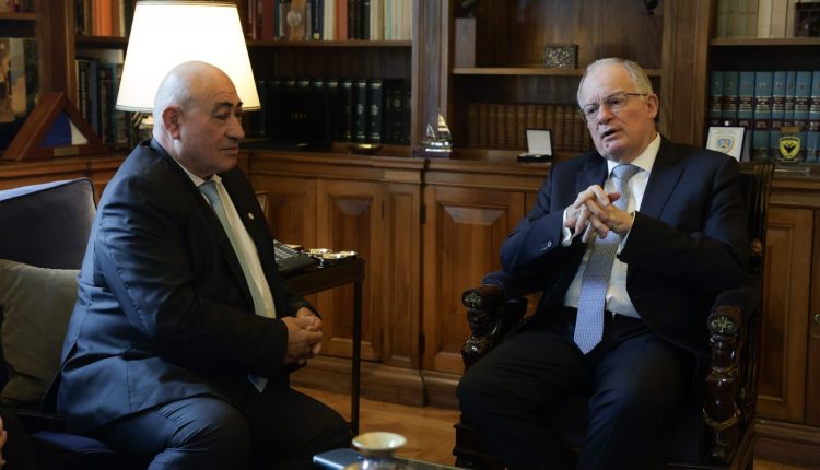 Συνάντηση-ΠτΔ-με-τον-Πρόεδρο-του-Συνδέσμου-Ασυνόδευτων-Φιλοξενηθέντων-Παιδιών-στην-Ελλάδα-1974-1979