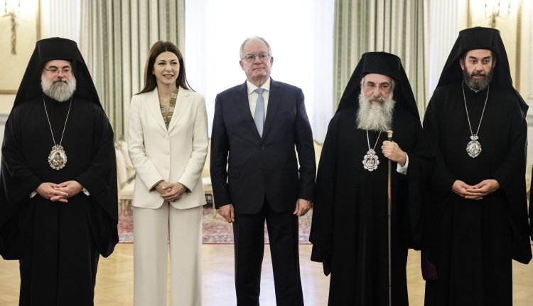 Οι-Μητροπολίτες-Κυδωνίας-Τίτος-και-Λάμπης-Ιωακείμ-έδωσαν-τη-νενομισμένη-Διαβεβαίωση-στον-ΠτΔ