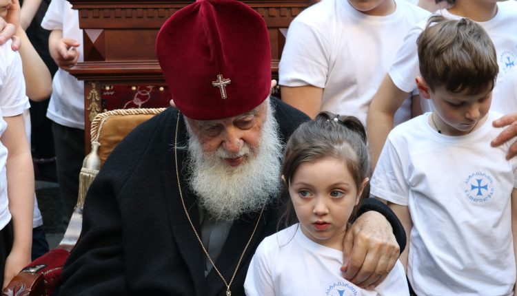 Τιφλίδα:-Τα-βαφτιστήρια-αποχαιρετούν-τον-πνευματικό-τους-πατέρα,-Πατριάρχη-Ηλία