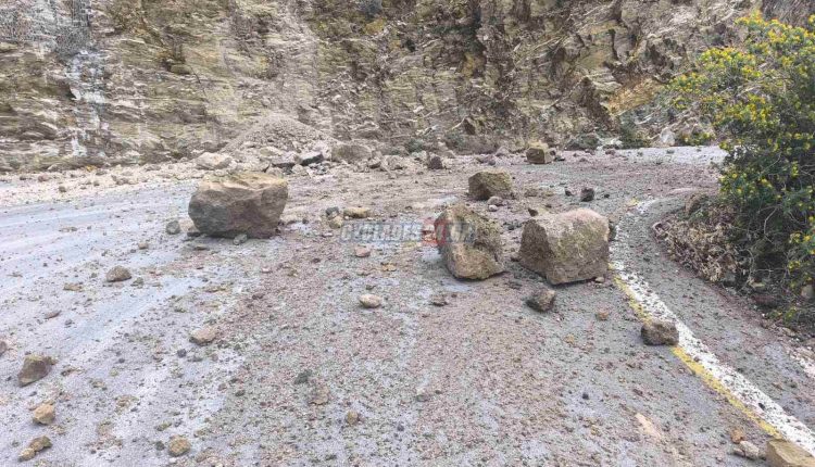 Συναγερμός-στη-Σαντορίνη-από-κατολισθήσεις-βράχων-–-Έκλεισε-ο-δρόμος-προς-το-λιμάνι