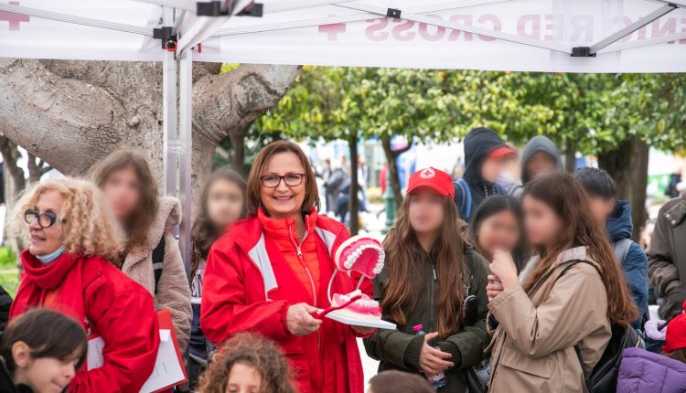 Ο-Ελληνικός-Ερυθρός-Σταυρός-ενημέρωσε-150-μαθητές-για-τη-Στοματική-Υγιεινή-στην-Πλατεία-Συντάγματος