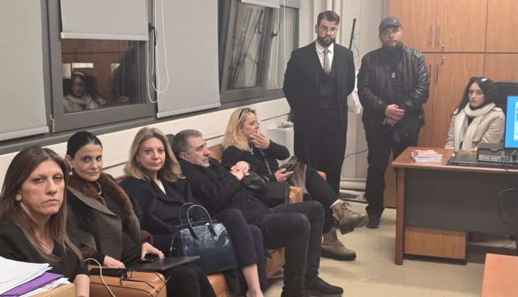 Καρυστιανού:-Ανέβασε-φωτογραφία-με-Γρατσία,-Κωνσταντοπούλου-και-Ρούτσι-στο-δικαστικό-μέγαρο-Λάρισας