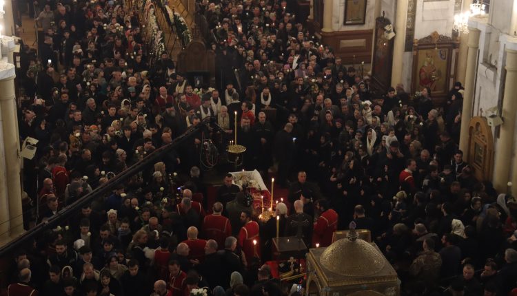 Συγκινητικές-στιγμές-στην-Τιφλίδα-–-Πομπή-αγάπης-με-χιλιάδες-βαφτιστήρια-για-τον-πνευματικό-τους-πατέρα,-μακαριστό-Πατριάρχη-Ηλία