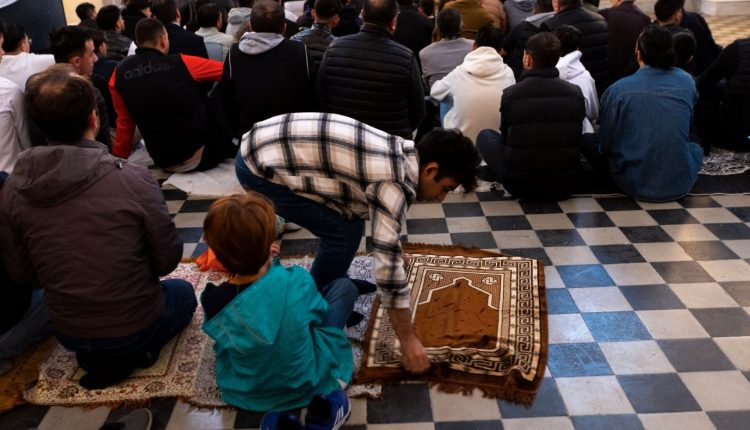 Οι-μουσουλμάνοι-της-Αθήνας-γιορτάζουν-το-τέλος-του-Ραμαζανιού