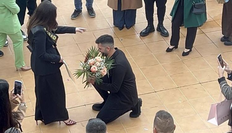 Μια-ξεχωριστή-πρόταση-γάμου-στο-πανεπιστήμιο-του-Ρεθύμνου:-Έφυγε-με-πτυχίο-και-μονόπετρο