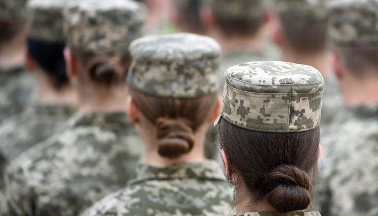 Τι-λένε-οι-Ελληνίδες-για-την-εθελοντική-στράτευση-–-«Έστειλα-email,-υποχρέωσή-μου-να-πάω»,-«δεν-με-ενδιαφέρει-ο-Στρατός»