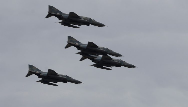 Μαχητικά-αεροπλάνα-πάνω-από-την-Αθήνα-–-Εντυπωσιακές-εικόνες-από-τον-αττικό-ουρανό