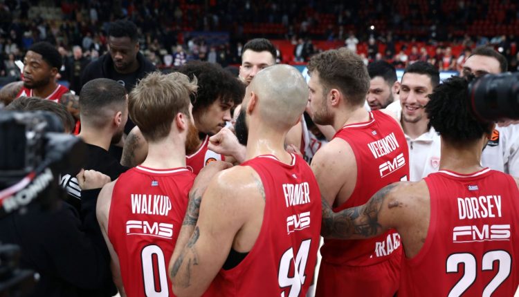 Ολυμπιακός:-Η-αποθέωση-σε-Μπαρτζώκα,-Μεντιλίμπαρ-και-οι-πανηγυρισμοί-του-Ταϊρίκ-Τζόουνς