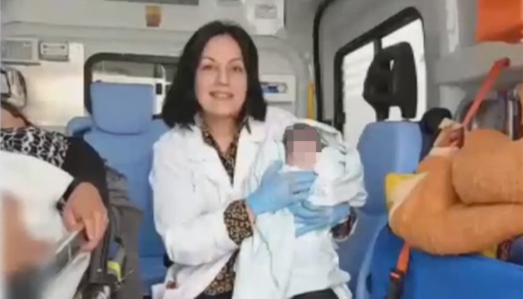 Βιαστικό-μωράκι-γεννήθηκε-μέσα-στο-ασθενοφόρο-καθ’-οδόν-για-το-ΠΑΓΝΗ-–-Δείτε-το-βίντεο