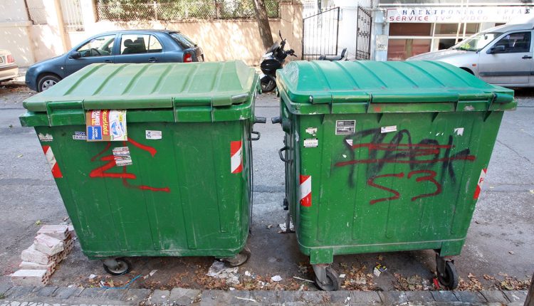 Μπαράζ-προστίμων-στη-Θεσσαλονίκη:-Πάνω-από-1.750-οι-κλήσεις-για-παράνομο-παρκάρισμα-μπροστά-σε-κάδους-απορριμμάτων