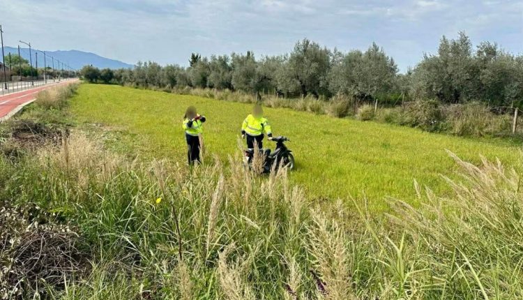Αγρίνιο:-Σύγκρουση-μοτοσικλέτας-με-αυτοκίνητο-–-Σε-χωράφι-εκσφενδονίστηκεο-οδηγός-του-δίκυκλου