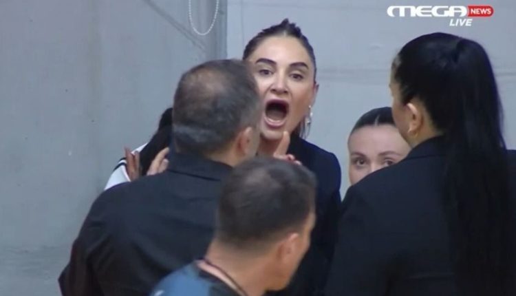 Ολυμπιακός-–-Παναθηναϊκός:-Η-Σελέν-Ερντέμ-δέχθηκε-τεχνική-ποινή-και-πέταξε-την-πατερίτσα