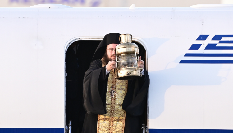 Πώς-το-Άγιο-Φως-θα-έρθει-φέτος-στην-Ελλάδα-–-Τα-τέσσερα-σενάρια