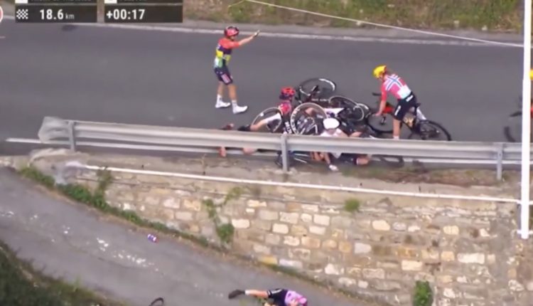 Ιταλία:-Σοκαριστικό-ατύχημα-στον-ποδηλατικό-γύρο-Μιλάνο-–-Σαν-Ρέμο