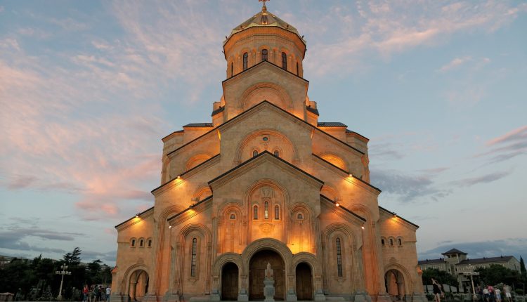 Η-Θεία-Λειτουργία-ενώπιον-του-σκηνώματος-του-μακαριστού-Πατριάρχη-Γεωργίας-(binteo)