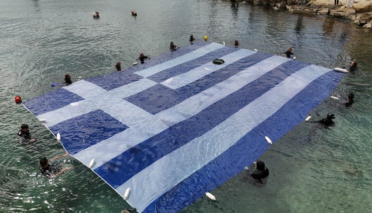 Γαλανόλευκη-σημαία-–-γίγας,-180-τμ.,-στην-Πειραϊκή-για-την-εθνική-επέτειο-της-25ης-Μαρτίου-–-Η-πρωτοβουλία-του-δήμου-Πειραιά