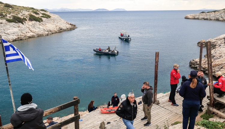 Λιμανάκια-Βουλιαγμένης:-Επίχειρηση-διάσωσης-34χρονου-δύτη-–-Εγκλωβίστηκε-στα-βράχια
