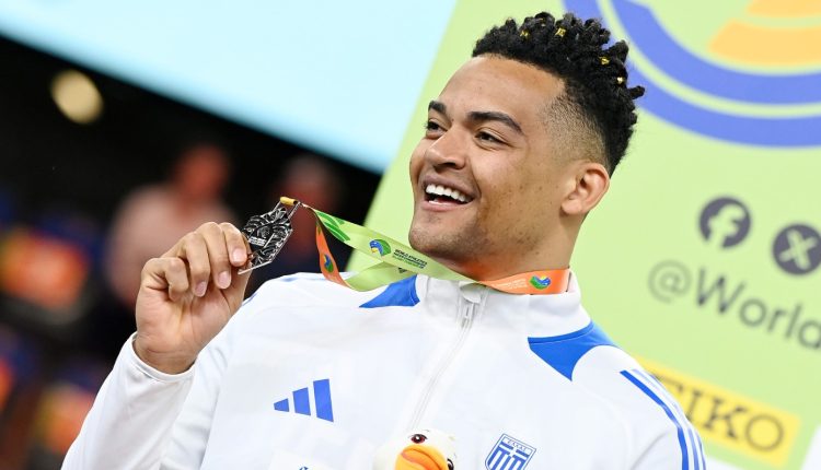 Εμμανουήλ-Καραλής:-Η-απονομή-του-ασημένιου-μεταλλίου-στο-Παγκόσμιο-Πρωτάθλημα-κλειστού-στίβου