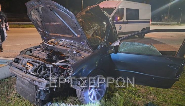 Σέρρες:-Αυτοκίνητο-«καρφώθηκε»-σε-κολόνα-φωτισμού-–-Σε-κρίσιμη-κατάσταση-ο-νεαρός-οδηγός