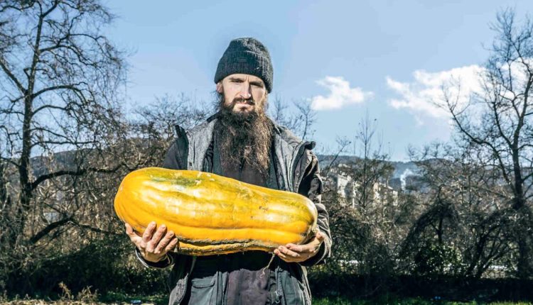 Μονή-Βατοπαιδίου:-Ενα-ιστορικό-μοναστήρι-με-δικά-του-μποστάνια,-μελίσσια,-ελαιώνες-και-αμπελώνες