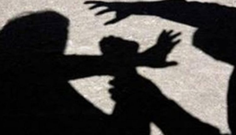 Βία-ανηλίκων-στην-Πάτρα-–-17χρονος-«έριξε»-γροθιά-σε-16χρονο-και-συνελήφθη