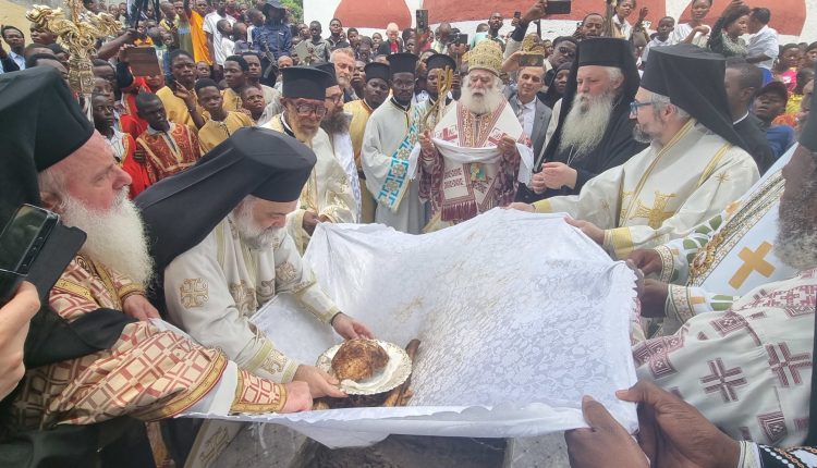 Συγκίνηση-στην-Ανακομιδή-των-Ιερών-Λειψάνων-του-Αγίου-Χρυσοστόμου-του-εν-Αφρική