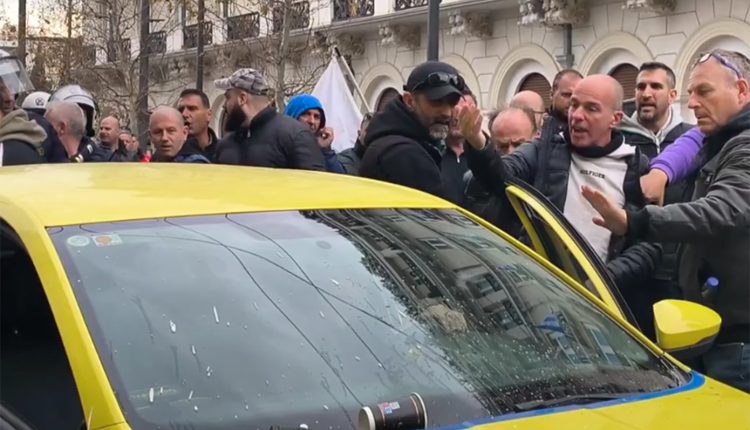 Ταξιτζήδες-πήγαν-να-λιντσάρουν-απεργοσπάστη-στο-Σύνταγμα:-Επενέβησαν-τα-ΜΑΤ-–-Δείτε-βίντεο