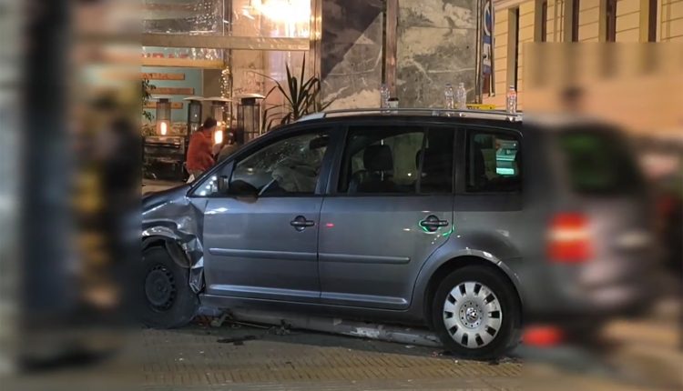 Αμάξι-έπεσε-σε-καφετέρια-στη-Σόλωνος-–-Συνελήφθη-ο-οδηγός,-ένας-τραυματίας