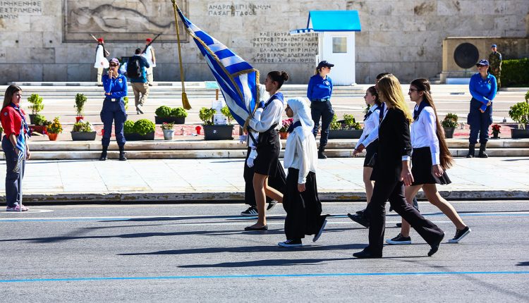 25η-Μαρτίου:-Μαθητική-παρέλαση-σήμερα,-στρατιωτική-παρέλαση-αύριο-στην-Αθήνα-–-Ποιοι-δρόμοι-θα-είναι-κλειστοί