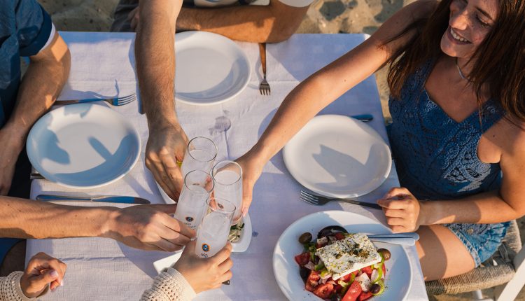 gen-z-vs-millennials:-Τραπέζι,-βόλτα-ή-εκδρομή;-Έτσι-περνά-κάθε-γενιά-την-25η-Μαρτίου