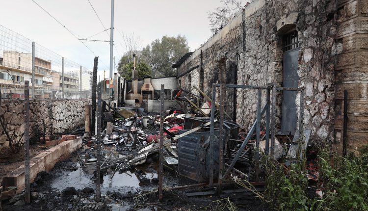 Κατασβέστηκε-η-φωτιά-στον-αποθηκευτικό-χώρο-εκκλησίας-στη-Λιοσίων-που-ήταν-«αποθήκη-ναρκωτικών»-Παλαιοημερολογιτών-ιερέων