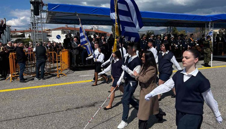 Συγκίνησε-ο-τυφλός-σημαιοφόρος-του-Γυμνασίου-Γαβαλούς-–-Καταχειροκροτήθηκε-στην-παρέλαση-στο-Μεσολόγγι