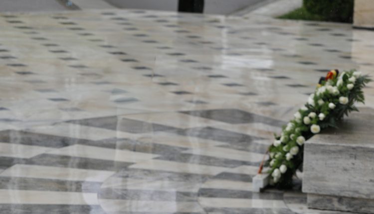 Το-αδιανόητο-γεγονός-στην-Ελευσίνα-–-Τη-στιγμή-της-κατάθεσης-στεφάνων-ακούστηκε-ο-ύμνος-της-χούντας