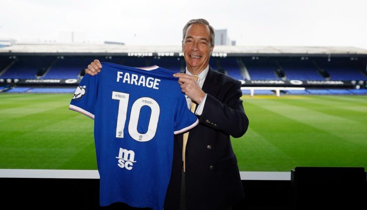 Ίπσουιτς:-Οι-φωτογραφίες-του-Νάιτζελ-Φάρατζ-που-έκαναν-έξαλλους-τους-οπαδούς