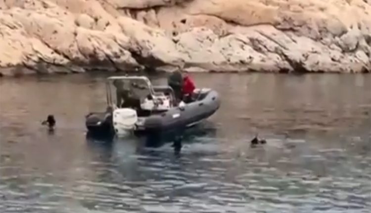 Βατραχοπέδιλα-και-φιάλη-οξυγόνου-βρέθηκαν-στο-«Πηγάδι-του-Διαβόλου»-–-Συνεχίζεται-η-έρευνα-για-τον-δύτη-στη-Βουλιαγμένη