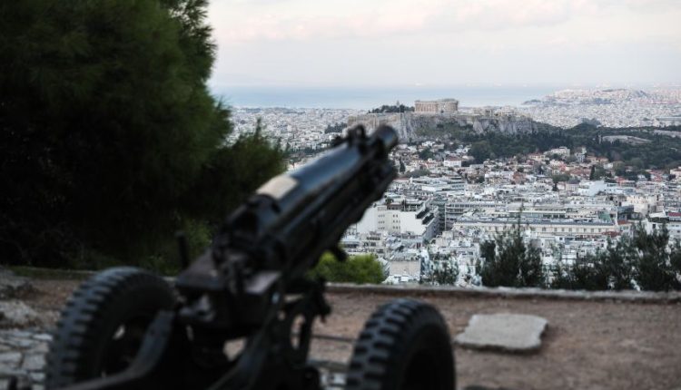 Οι-21-κανονιοβολισμοί-από-τον-Λυκαβηττό-για-τον-εορτασμό-της-25ης-Μαρτίου-–-Δείτε-βίντεο