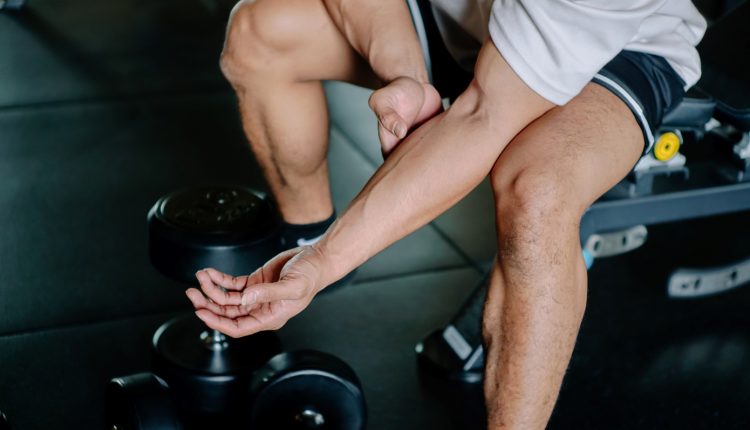 Το-λάθος-που-κάνουν-οι-περισσότεροι-άνθρωποι-όταν-αντιμετωπίζουν-πόνους-και-ενοχλήσεις-στο-γυμναστήριο