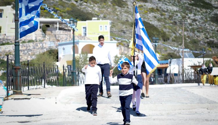 Μαθητές-από-τα-Βριλήσσια-στο-ακριτικό-Αγαθονήσι-–-Θα-παρελάσουν-με-τα-δύο-παιδιά-του-νησιού