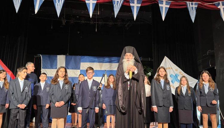 Ο-Μητροπολίτης-Πειραιώς-παρακολούθησε-την-παρέλαση-στα-Εκπαιδευτήρια-της-Ιεράς-Μητροπόλεως-Πειραιώς