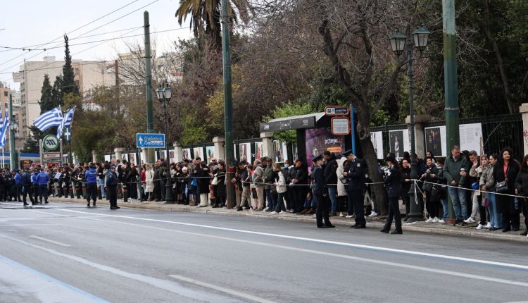 25η-Μαρτίου:-«Ανεβαίνει-η-ψυχή-μας,-έχω-εμπιστοσύνη-στην-ασφάλεια-της-χώρας»-–-Χιλιάδες-πολίτες-στο-Σύνταγμα