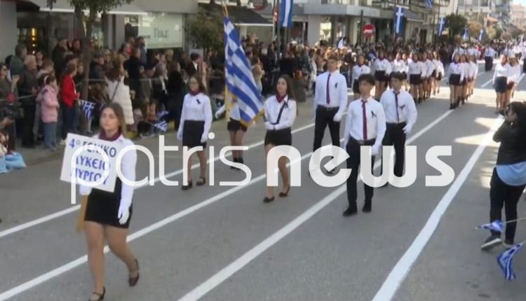 Με-μαύρες-κορδέλες-στην-παρέλαση-οι-μαθητές-του-4ου-ΓΕΛ-–-Συγκίνηση-για-τον-αδικοχαμένο-Ασημάκη-Διονυσόπουλο