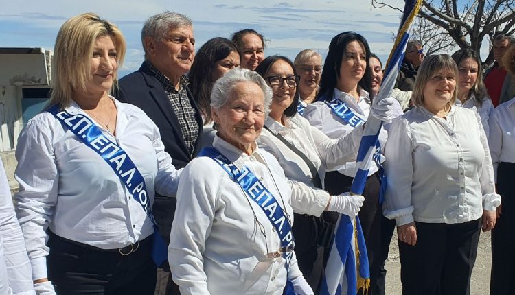 Η-κυρία-Σοφία-ετών-82,-μαθήτρια-του-Εσπερινού-ΕΠΑΛ-Ρόδου,-παρέλασε-περήφανα-μπροστά-σε-χιλιάδες-κόσμου