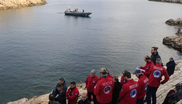 Αγωνία-στη-Βουλιαγμένη:-Τέταρτη-μέρα-ερευνών-για-τον-34χρονο-δύτη-–-Διαδοχικές-καταδύσεις-και-συσκέψεις-στο-δεύτερο-λιμανάκι