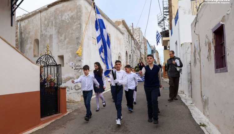 Οι-λιγοστοί-μαθητές-στο-ακριτικό-Λιθί-της-Χίου-τίμησαν-την-Εθνική-Επέτειο-της-25ης-Μαρτίου