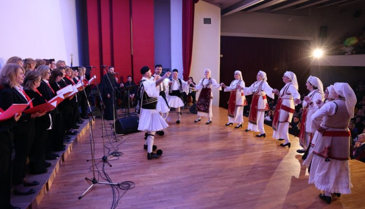 Κατάμεστο-το-Θέατρο-Άμφισσας-στην-εκδήλωση-της-Ιεράς-Μητροπόλεως-Φωκίδος-για-την-25η-Μαρτίου