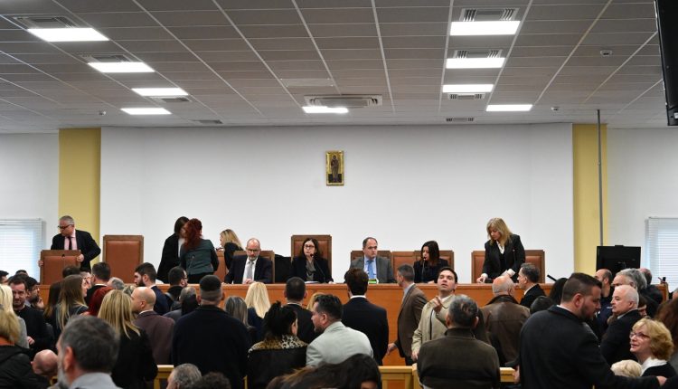 Δίκη-για-τα-Τέμπη:-«Συνειδητός-σχεδιασμός-αποκλεισμού-–-Το-κράτος-επιχειρεί-δίκη-κεκλεισμένων-θυρών»