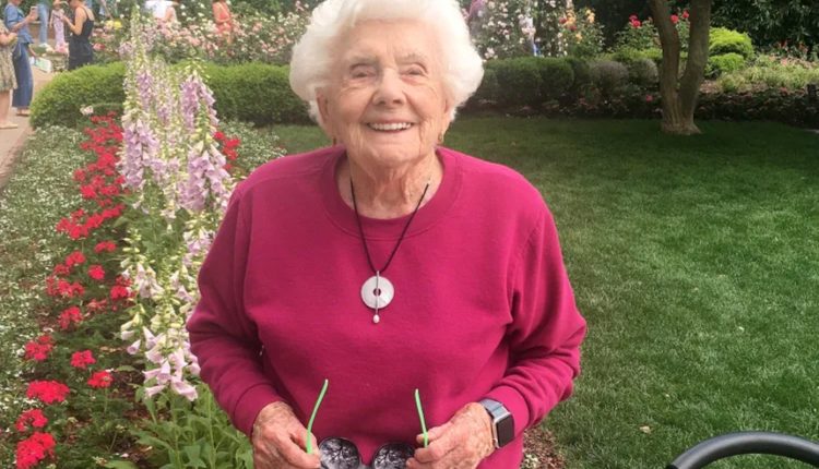 Γιόρτασε-τα-100ά-γενέθλιά-της-και-μοιράζεται-απλές-συμβουλές-μακροζωίας