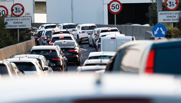 Κίνηση-τώρα:-Προβλήματα-στην-κυκλοφορία-των-οχημάτων-στην-Αττική-Οδό-λόγω-σύγκρουσης-φορτηγών-–-Χάος-στον-Κηφισό